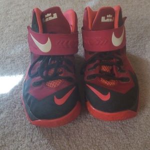 Lebron soldier 8 size 7y